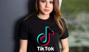 ELEGAN: Soerang cewek tampak menggunakan kaos bernuansa aplikasi TikTok. Aplikasi tersebut, bisa memperoleh saldo DANA gratis langsung cair. (ISTIMEWA)