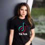ELEGAN: Soerang cewek tampak menggunakan kaos bernuansa aplikasi TikTok. Aplikasi tersebut, bisa memperoleh saldo DANA gratis langsung cair. (ISTIMEWA)