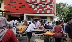 Update Korban Gempa Cianjur Capai 56 Orang Meninggal SELAMATKAN DIRI: Sejumlah warga dan pasien di rumah sakit saat melarikan diri untuk menyelamatkan dari amukan gempa bumi di Cianjur. (istimewa)