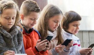 Bunda Wajib Tahu, Ciri Anak Kecanduan Bermain Hanphone, dan Cara Mengatasinya