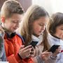 Bunda Wajib Tahu, Ciri Anak Kecanduan Bermain Hanphone, dan Cara Mengatasinya
