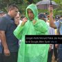 Monyet Pakai Jas Hujan Viral, Simpatisan Jokowi Sindir Bakrie dan Lapindo