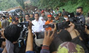 Presiden Jokowi Kunjungi Korban Gempa Cianjur, Ini Janjinya! CEK LOKASI: Presiden Jokowi didampingi Gubernur Jawa Barat Ridwan Kamil, mengunjungi lokasi longsor akibat gempa bumi Cianjur tepatnya di Jalan Cugenang, Kabupaten Cianjur, Selasa 22 November 2022.