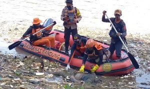 HILANG NYAWA: TIM SAR Gabungan berhasil menemukan korban dalam kondisi meninggal dunia yang tenggelam di Sungai Citarum setelah tiga hari dilakukan pencarian. (MUHAMMAD AKMAL FIRMANSYAH/JABAREKSPRES)