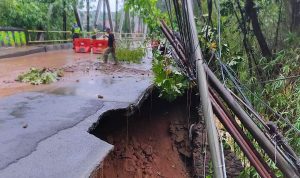 Kondisi pada sayap jembatan di Jalan KH Tb M Falak, Kota Bogor pasca tergerus longsor (11/10) lalu. (Yudha Prananda / Jabar Ekspres)