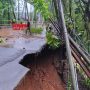 Kondisi pada sayap jembatan di Jalan KH Tb M Falak, Kota Bogor pasca tergerus longsor (11/10) lalu. (Yudha Prananda / Jabar Ekspres)