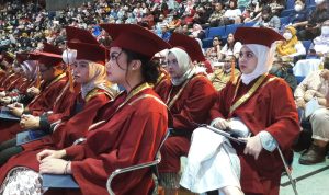 KONSENTRASI: Para Mahasiswa Politeknik Pariwisata NHI Bandung tampak antusias saat mengikuti prosesi wisudawan di Sabuga, Kota Bandung, Sabtu 26 November 2022.