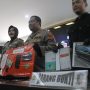 AMANKAN BARANG BUKTI: Polisi saat menunjukkan barang bukti dugaan penipuan dengan modus pinjaman online (pinjol) terhadap ratusan mahasiswa IPB di Mako Polres Bogor. (SANDIKA FADILAH/JABARESKPRES.COM)