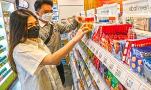 CARI OBAT: Pengunjung memilih obat sirup anak di salah satu apotek di kawasan Jawa Barat, Rabu (19/10).