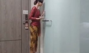 Kebaya Merah juga Punya 92 Part Vedio Tanpa Busana DITETAPKAN TERSANGKA:Pemeran video mesum Kebaya Merah berinisial AH sudah ditangkap polisi dan ditetapkan sebagai tersangka bersama pemeran laki-laki berinisial ACS. (foto diambil dari Twitter)