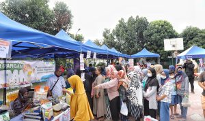 JUAL MURAH: Antrean panjang warga saat memburu belanja di pasar murah Bandung, Rabu 23 November 2022.