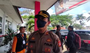BERANTAS MALING: Kompol Darwan, Kapolsek Padalarang saat menjelaskan aksi pencurian terhadap seorang ASN di KBB.