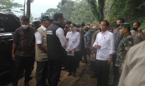 TINJAU LAPANGAN: Presiden Jokowi bersama Gubernur Ridwan Kamil saat meninjau langsung lokasi gempa bumi di Cianjur, Selasa 22 November 2022.