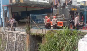 Tim Gabungan Masih Lakukan Proses Pencarian Seorang Kakek yang Hanyut di Sungai Cikapundung Tim Gabungan Masih Lakukan Proses Pencarian Seorang Kakek yang Hanyut di Sungai Cikapundung
