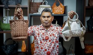 PRODUK LOKAL: Kementerian Koperasi dan UKM melalui PT Bank Rakyat Indonesia (Persero) Tbk atau BRI tengah menyelamatkan CV Real Issue, produsen UMKM tas kulit dari titik nadir.