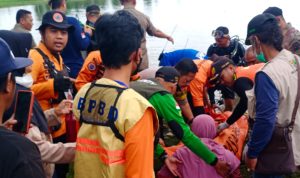 DITEMUKAN TEWAS: Petugas gabungan saat mengevakuasi korban pelajar tenggelam di Bogor tepatnya di Danau Bonardo, Cileungsi, Kabupaten Bogor, Kamis 24 November 2022. (SANDIKA FADILAH/JABAREKSPRES.COM)