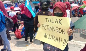 SAMPAIKAN TUNTUTAN: Para buruh Jabar saat menyampaikan aspirasi meminta UMP Jabar naik sebesar 12 persen di tahun 2023.