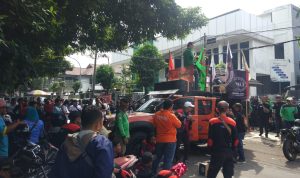 Aliansi Buruh Tuntut Kenaikan UMK Kabupaten Bogor 13 Persen SAMPAIKAN ASPIRASI: Sejumlah buruh saat melakukan aksi di Kantor Disnaker kabupaten Bogor untuk meminta kenaikan UMK Kabupaten Bogor sebesar 13 persen, Selasa 29 November 2022. (SANDIKA FADILAH/JABAREKSPRES.COM)