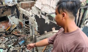 Empat kios dan dua rumah terbakar hebat di wilayah Pasar Rajamandala, Kampung Sukalilah, Desa Rajamandala Kulon, Kecamatan Cipatat, Kabupaten Bandung Barat (KBB), Sabtu (17/12/22).