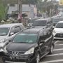 Sejumlah kendaraan tingalkan kawasan puncak Bogor, Minggu 25 Desember 2022. (SANDIKA FADILAH/JABAREKSPRES)