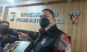 Tidak Ditemukan Unsur Pidana, Kasus Sekeluarga Meninggal di Kalideres Dihentikan Direktur Reserse Kriminal Umum (Direskrimum) Polda Metro Jaya, Kombes Pol Hengki Haryadi, menyebut kasus sekeluarga meninggal di Kalideres dihentikan, saat pers konferens . (disway-Rafi Adhi Pratama-