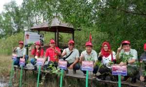 Manajemen Yayasan AHM dan PT Trio Motor bersama Founder Sahabat Bekantan Indonesia (kanan kedua) secara simbolik melakukan penanaman pohon mangrove di Kawasan Stasiun Riset Bekantan - Pulau Curiak, Kabupaten Barito Kuala, Kalimantan Selatan (8/12).