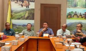 PHRI Gelar Bike Tour Seri 8 Di Kota Bandung Kiri-kanan: Ketua Yayasan PHRI, Junizar; Ketua PHRI H. Herman Muchtar; Ketua Kadin Jabar H. Cucu Sutara; Ketua Panitia Pelaksana PHRI Bike Tour 2022 Jabar, Dida Daluxe (GM Atlantik Hotel); dan Wakil Ketua Panitia PHRI Bike Tour 2022, Andre Anom (GM Fave Braga Hotel) saat jumpa pers di PHRI Jabar, Jum'at (9/12).