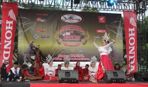 Jamnas Assosiasi Honda Sonic Independent Indonesia (AHSII) Ke-2 Digelar di Bandung Pageleran keseninan daerah di Jawa Barat dalam rangkaian Jamnas AHSII ke-2 di Bandung
