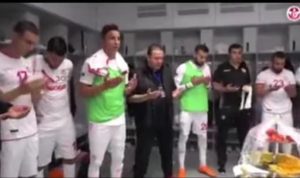 Lirik Sholawat Fatih Lengkap, Jadi Bacaan Wajib Tim Maroko Sebelum Bertanding Tim Maroko dan Officialnya saat berada diruang ganti sedang membacakan Surat Afatihah dan sholawat Fatih sesaat sebelum bertanding.