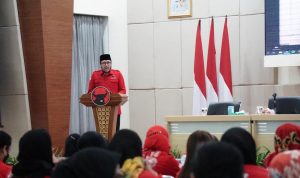 ORASI: Ketua DPD PDIP Jabar Ono Surono memberikan orasi dalam acara Pendidikan Kader Khusus Perempuan Tahun 2022 Tingkat Jawa Barat.