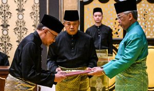 Raja Malaysia Yang Dipertuan Agong Sultan Abdullah Sultan Ahmad Shah (kanan) melantik Anwar Ibrahim sebagai Perdana Menteri Malaysia, 24 November 2022.(Photo by MOHD RASFAN / POOL / AFP)