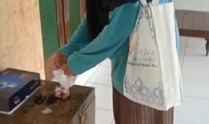 Sosok Dibalik Pembalut dan Darah Berceceran di Masjid Magelang Akhirnya Tertangkap Warga Tangkapan layar video, penangkapan pelaku pengrusakan masjid, dimana pembalut dan darah berceceran di masjid di Magelang. (instagram)