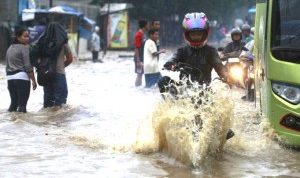 Tips Aman Berkendara Motor Bila Harus Menerjang Banjir Tips aman berkendara motor bila harus menerjang banjir