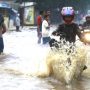 Tips aman berkendara motor bila harus menerjang banjir