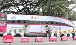 Pos Pam berbentuk kereta cepat yang dibangun jajaran Polresta Bandung di Cikaledong, Kecamatan Nagreg, Kabupaten Bandung.