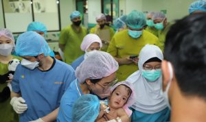 Aleeya Azalea Putri Emira  dan Ayesha Azalea Putri Emira, bayi kembar siam asal Kampung Umur-Umuran tengah menjalani operasi.