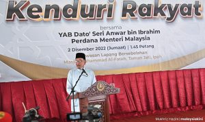 Perdanan Menteri Malaysia Anwar Ibrahim menghadiri Kenduri Rakyat di Tambun, Ipoh, sebelum mengumumkan kabinet. -Foto: Mukhriz Hazim-Malaysia Kini-