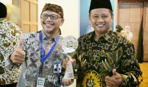 Wakil Gubernur UU Ruzhanul Ulum saat menerima penghargaan untuk Pemerintah Provinsi Jaawa Barat yang berhasil raih TPID Provinsi Terbaik 2021.