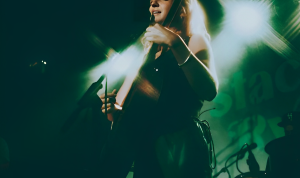 Lirik Fall In Love Alone oleh Stacey Ryan / Instagram @staceyryanmusic