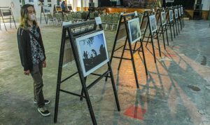 Kilas Balik 22 Tahun WFB, Beragam Kisah Ditampilkan Lewat Foto Jurnalistik Seorang pengunjung pameran tengah menyimak foto jurnalistik hasil karya anggota WFB. (KHOLID/JABAR EKSPRES)