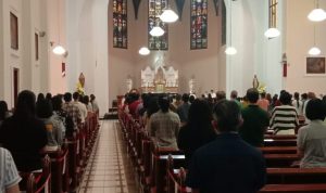 Suasana saat ibadah di perayaan Isa Al-Masih di Gereja Katedral Santo Petrus, Kota Bandung. Kepolisian memperketat pengamanan jelang nataru. (SANDI NUGRAHA/JABAREKSPRES)