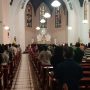 Suasana saat ibadah di perayaan Isa Al-Masih di Gereja Katedral Santo Petrus, Kota Bandung. Kepolisian memperketat pengamanan jelang nataru. (SANDI NUGRAHA/JABAREKSPRES)