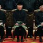 Perdana Menteri Malaysia Anwar Ibrahim (kanan) bersama Wakil Perdana Menteri Ahmad Zahid Hamidi (tengah) dan Fadillah Yusof setelah pelantikan menteri kabinet di Istana Negara di Kuala Lumpur, 3 Desember 2022.-FOTO: HASNOOR HUSSAIN-POOL-AFP-