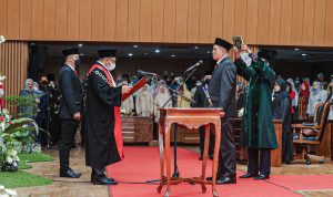 Wali Kota Bandung Hadiri Sumpah Janji Pimpinan DPRD Kota Bandung Sisa Masa Jabatan 2019-2024 Wali Kota Bandung, Yana Mulyana bersama Sekretaris Daerah Kota Bandung, Ema Sumarna menghadiri Rapat Paripurna DPRD Pengucapan Sumpah/Janji Pimpinan DPRD.