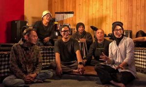 Mengenal saratuspersen, Grup Musik Nyentrik dari Kota Bandung Grup Musik Nyentrik dari Kota Bandung yang berdiri sejak 1999 silam berkat satu acara kampus.