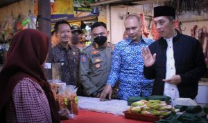 Wakil Wali Kota Bogor Dedie Rachim saat mengecek kondisi bahan pokok di Pasar Kebon Kembang. (YUDHA PRANANDA/JABAR EKSPRES)