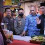Wakil Wali Kota Bogor Dedie Rachim saat mengecek kondisi bahan pokok di Pasar Kebon Kembang. (YUDHA PRANANDA/JABAR EKSPRES)