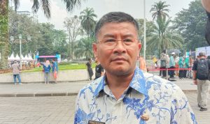 BERIKAN KETERANGAN: Wabup Sumedang, Erwan Setiawan memastikan warga yang menjadi korban penyekapan di Riyadh akan segera pulang. (SANDI NUGRAHA/JABAREKSPRES)