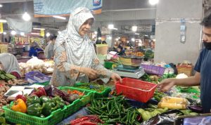 HARGA NORMAL: Pedagang kebutuhan bahan pokok di Pasar Kosambi Bandung melayani pembeli. (SANDI NUGRAHA/JABARESKPRES)