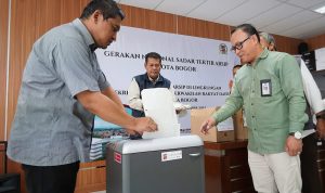 Jajaran Sekretariat DPRD Kota Bogor dan perwakilan Pemerintah Kota Bogor saat melakukan pemusnahan ribuan arsip. (YUDHA PRANANDA/JABAR EKSPRES)